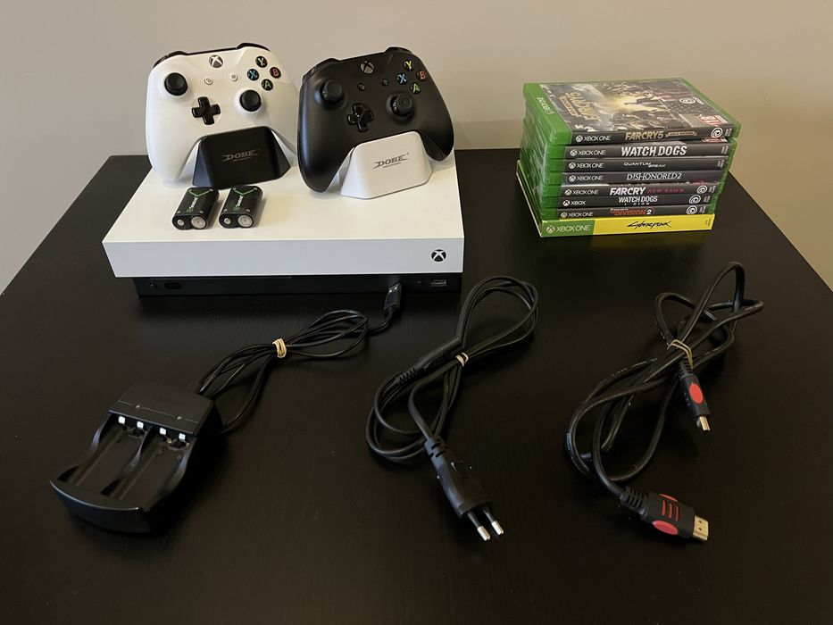 Xbox One X 1TB с 2 джойстика и 8 игри