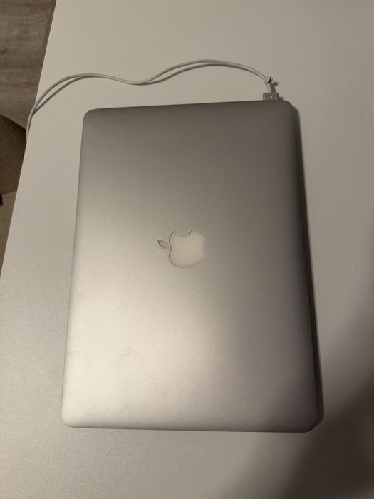 MacBook Air 13” early 2015 I5 putin utilizat