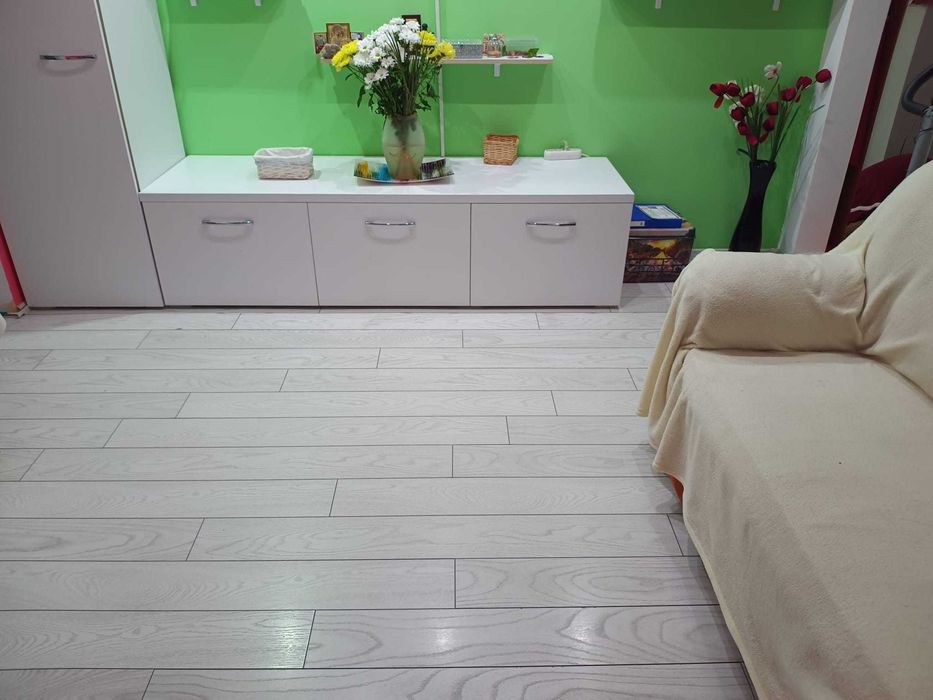 Vand apartament cu 2 camere, luminos si primitor, situat pe strada Iacob Andrei- punct de reper Zona Comerciala Baduc . Ideal pentru locuit.
