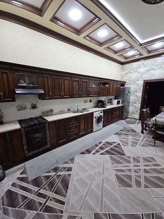 2-qavatli kotej pasti yashash,tepasida ofis va salonlar arenda beradi