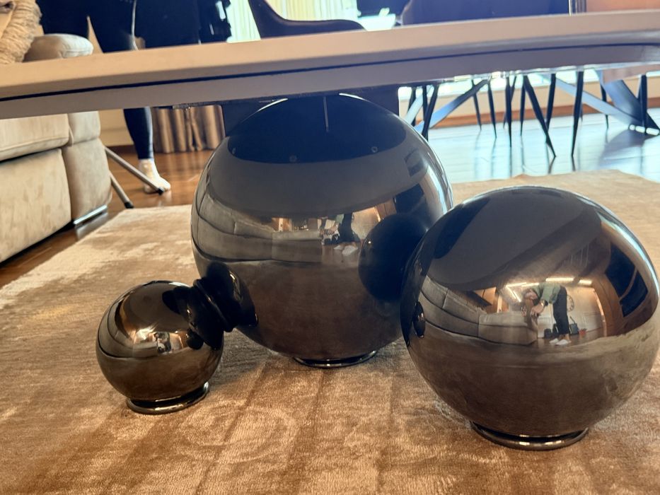 Уникална холна маса с бял мрамор и 3 метални топки за основа!