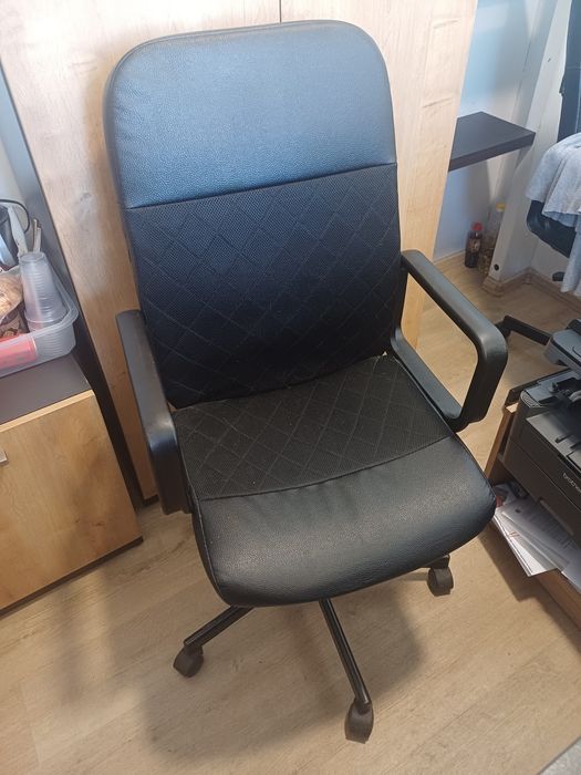 Продавам 2 бр. офис столове