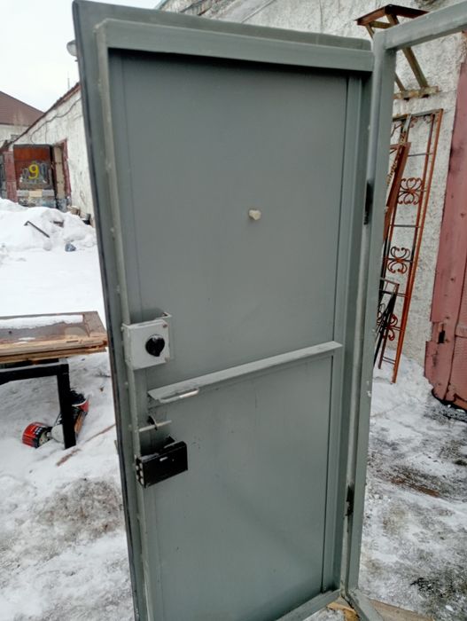 Продаю дверь б/у