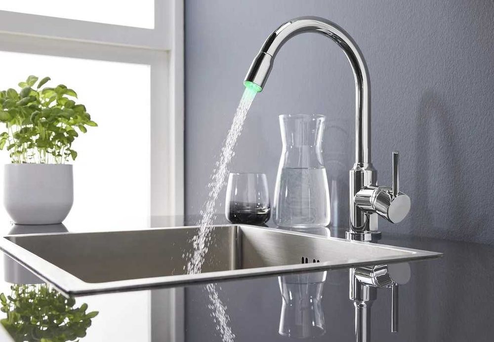 LED смесител за кухненска мивка въртящ се на 360 Хром Черен