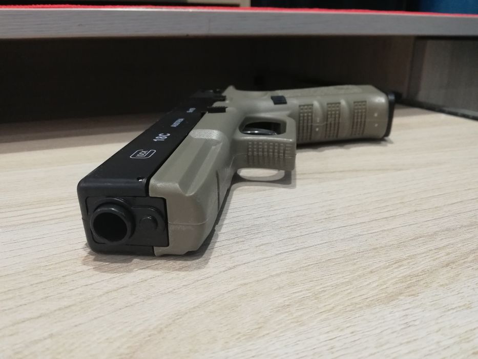 Продам игрушечный пистолет "Glock"