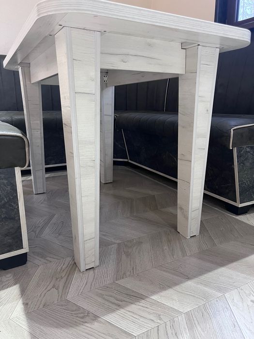 Мягкий уголок с обеденным столом