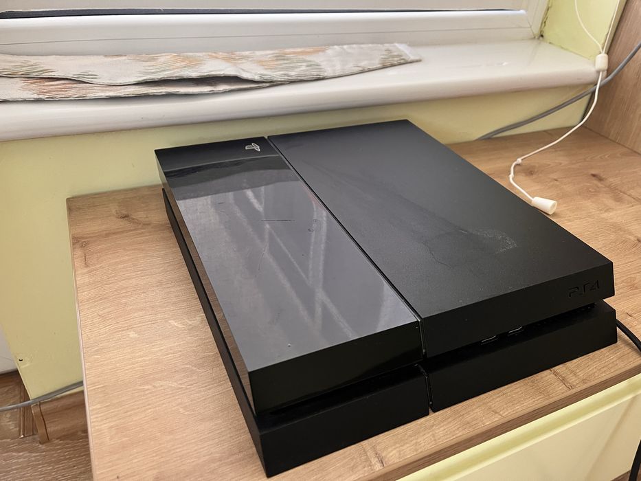 PlayStation 4 + подарък