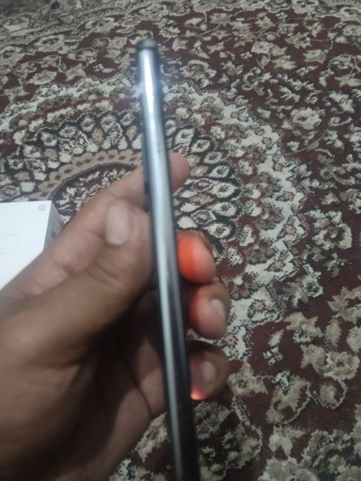 Mi 9 SE sotiladi sastayina zor