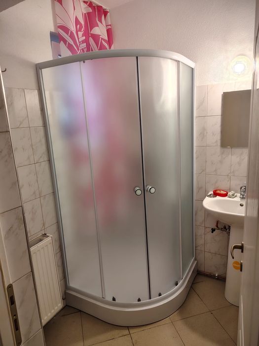 Cabina dus pe colt