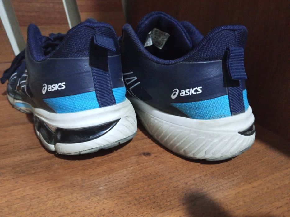 ASICS krossovka  Razmer: 40   Holati yaxshi