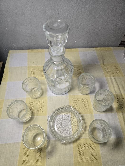 Бутилка гарафа и чаши за ракия