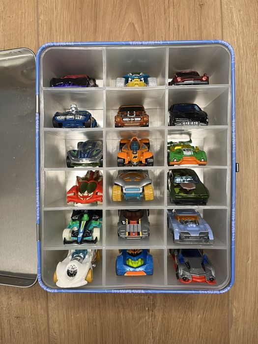 Hotwheels колички + кутия