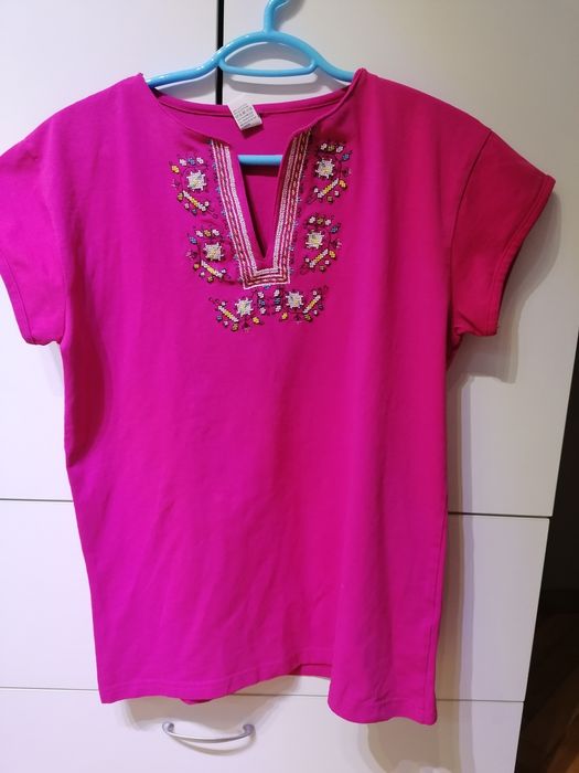 Ръчно бродирани дамски блузи с български шевици