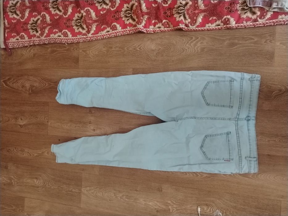 Продам джинсы голубые
