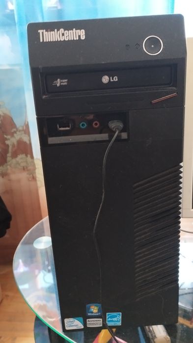 Продавам настолен компютър