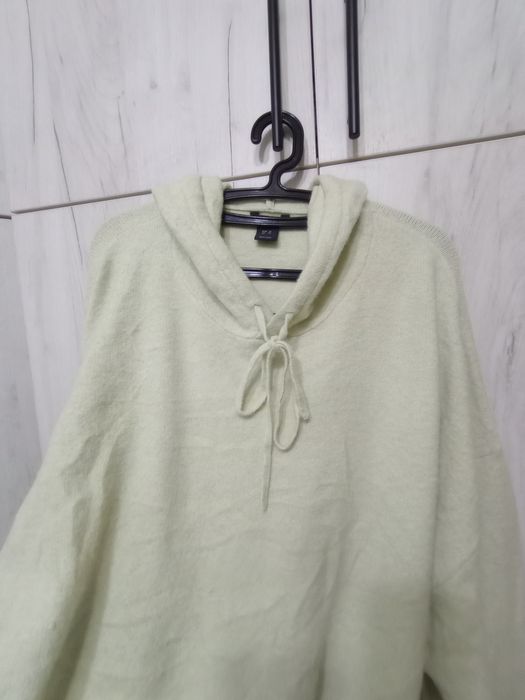 Мек и топъл пуловер с гугла