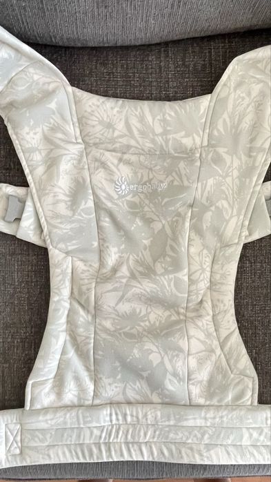 Marsupiu Ergobaby Embrace – Sage Meadows | Ergonomic | Aproape nou | Marsupiu bebe