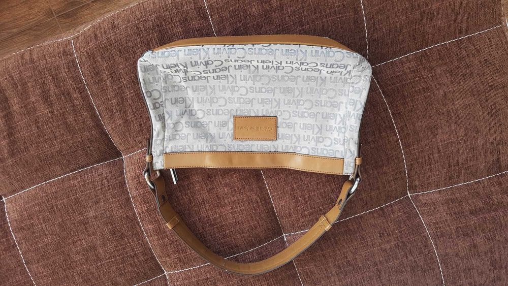 Ежедневна чанта - сива с надпис Сalvin Кlein, с кафява дръжка