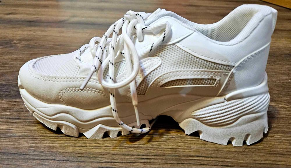 Дамски бели маратонки