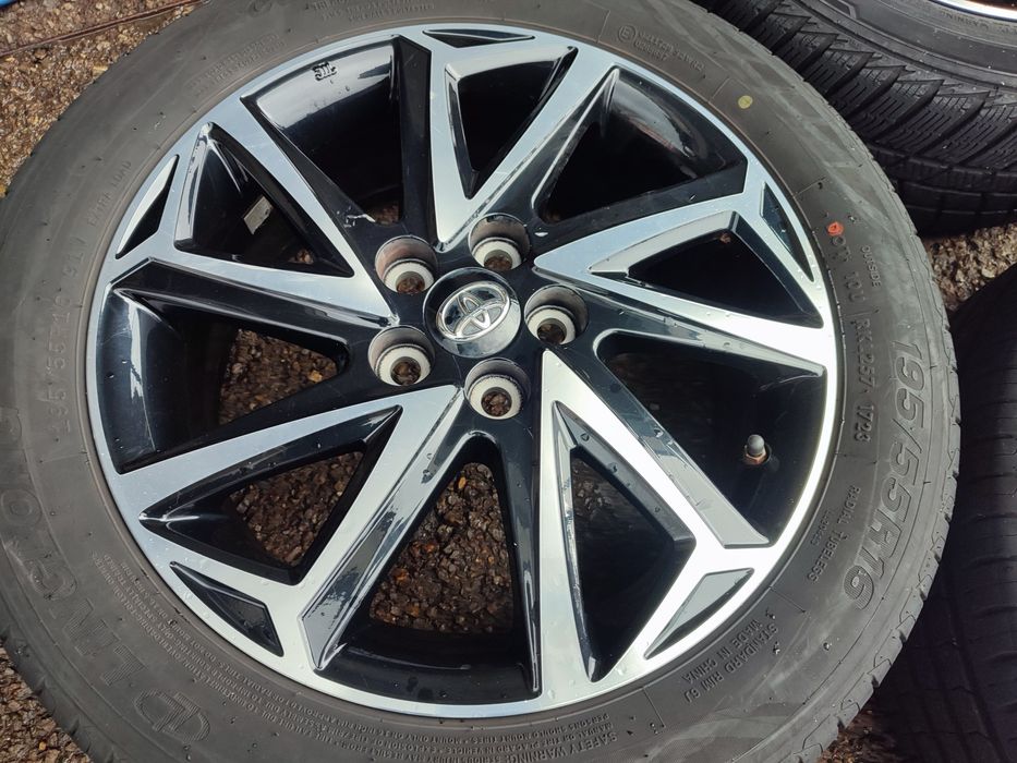 16" оригинални алуминиеви джанти за Toyota Yaris hybrid.