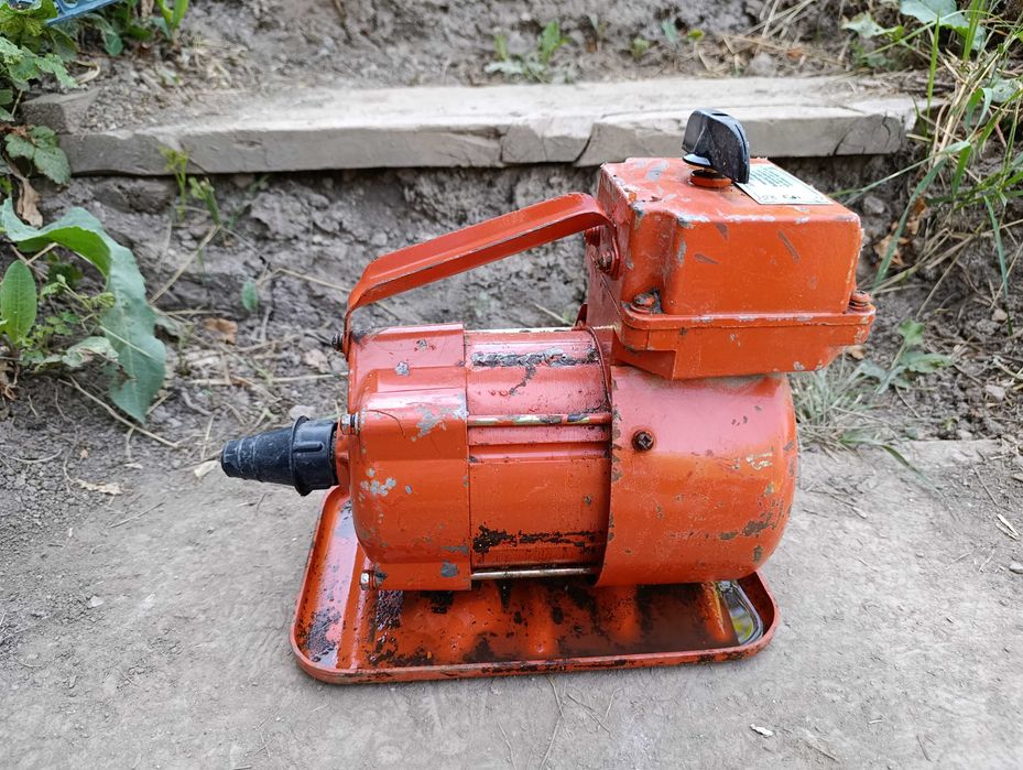 Вибратор ИВЭ-117, 42 В, 1,4 кВт, плюс шланг ,  бу