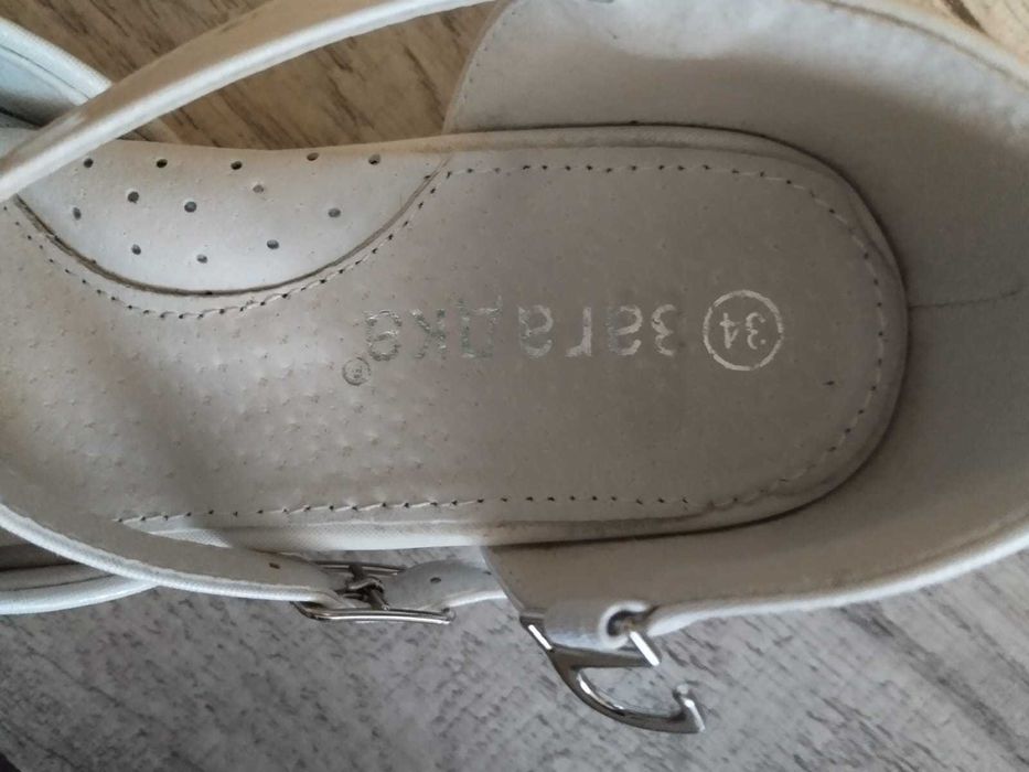 Продам туфли белые на девочку