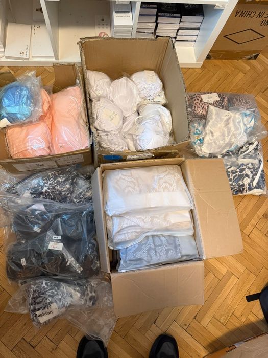 Lichidare stoc costume de baie si seturi fitness dama. Toate noi si cu eticheta. 30 RON costumul de baie si 60 RON setul fitness dama.