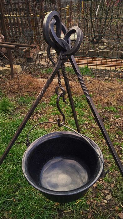 Trepied forjat pentru ceaun