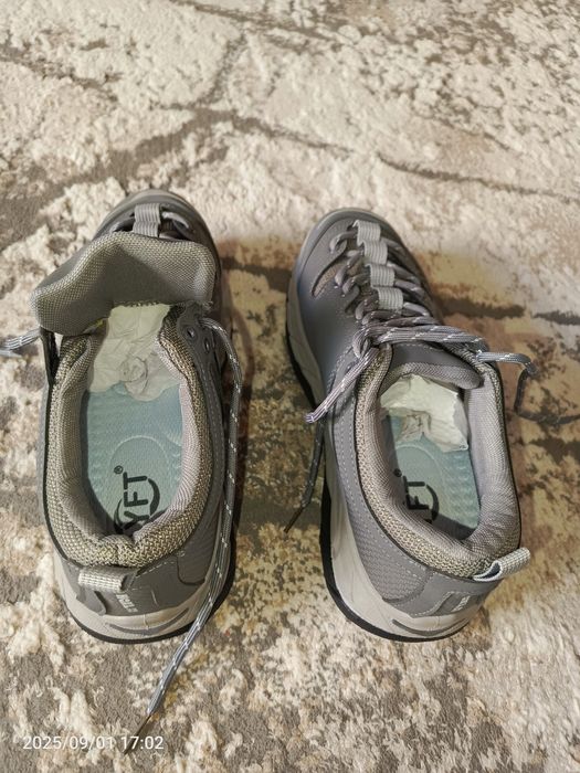 Продам кроссовки летние