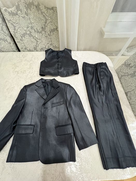 Продам детский классический костюм тройка