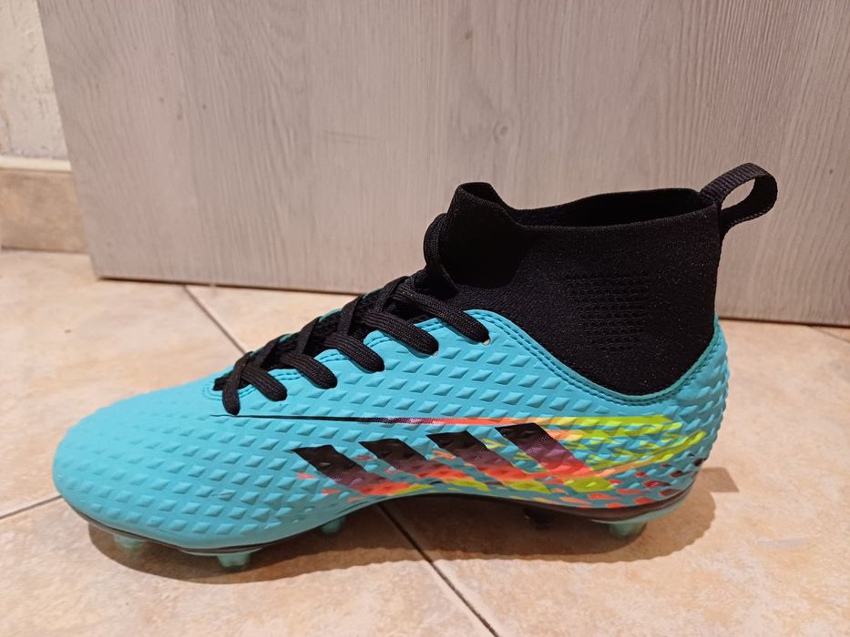 Чисто нови футболни обувки с бутони/калеври/