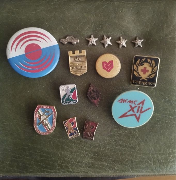 Продавам малък сет български и чужди монети и значки