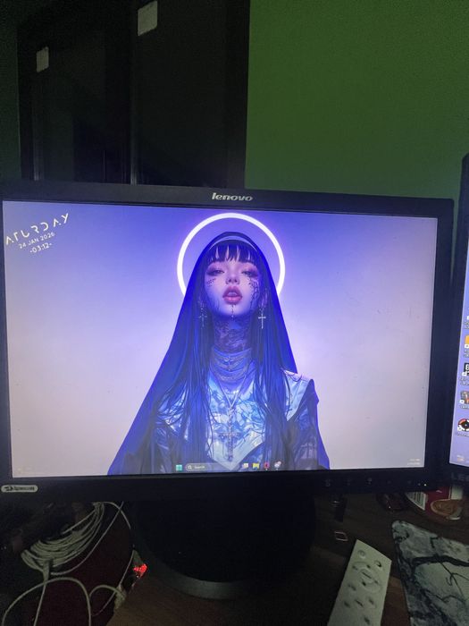 Компютър със два монитора