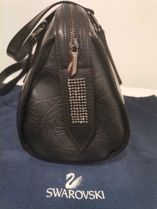 Черна кожена чанта Swarovski