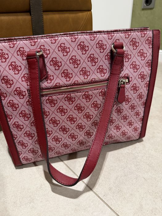 Червена чанта Guess