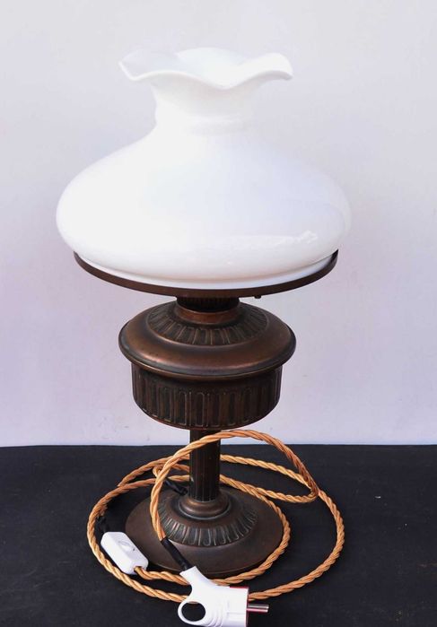 Veioza electrica convertita din lampa de petrol cca 1900