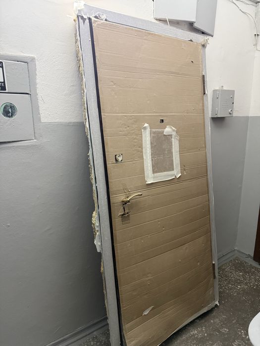 Дверь входная железная, коричннвая