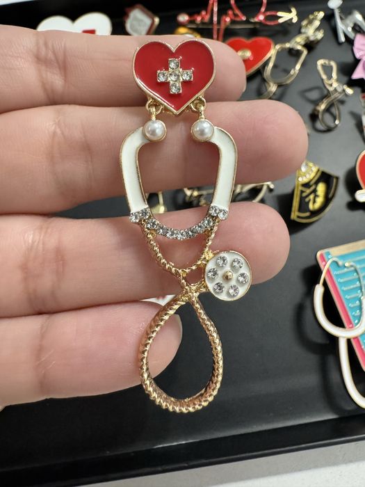 Брошки медицинские