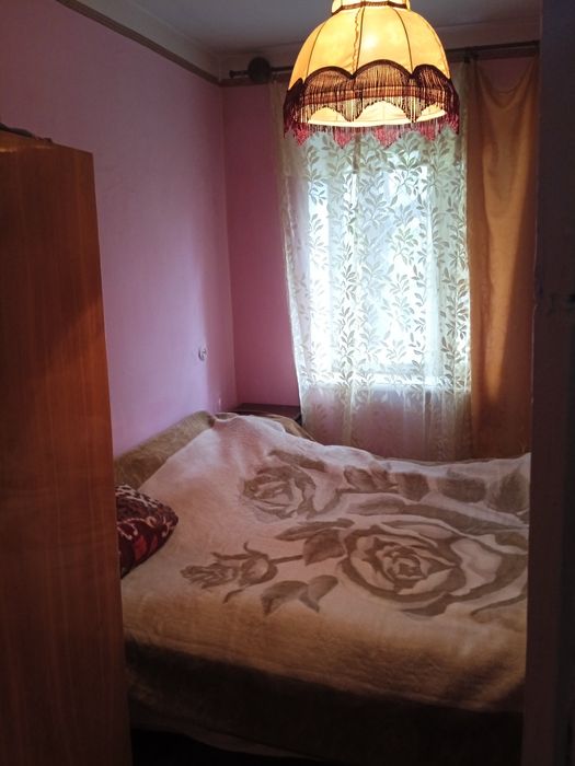 3 х комнатная квартира на 1м этаже кирпичного дома район Азиз базара