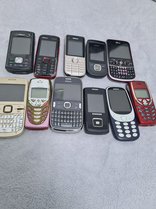 Vînd telefoane mobile pe butoane.