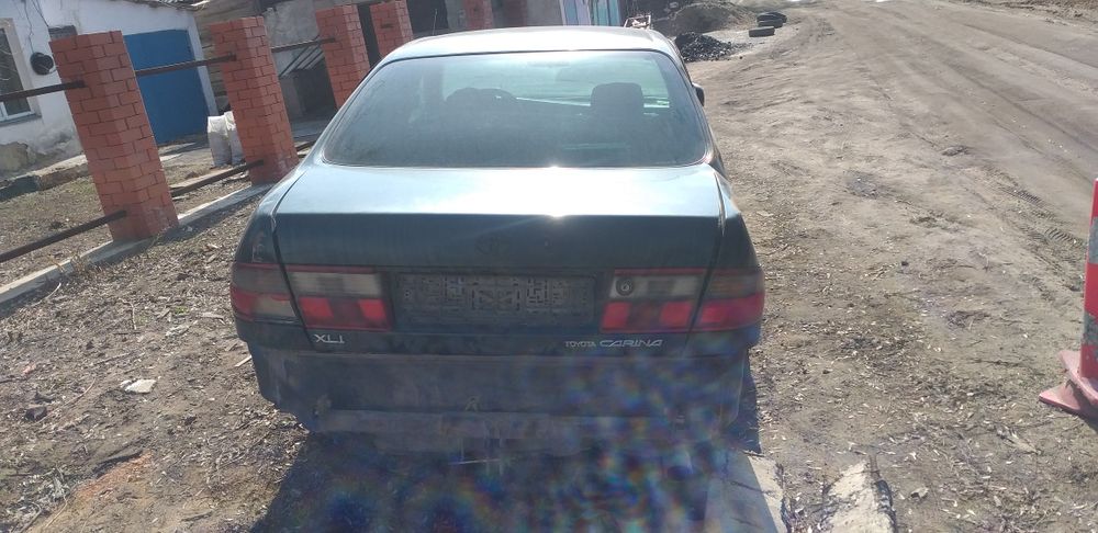 Тойота карина е седан