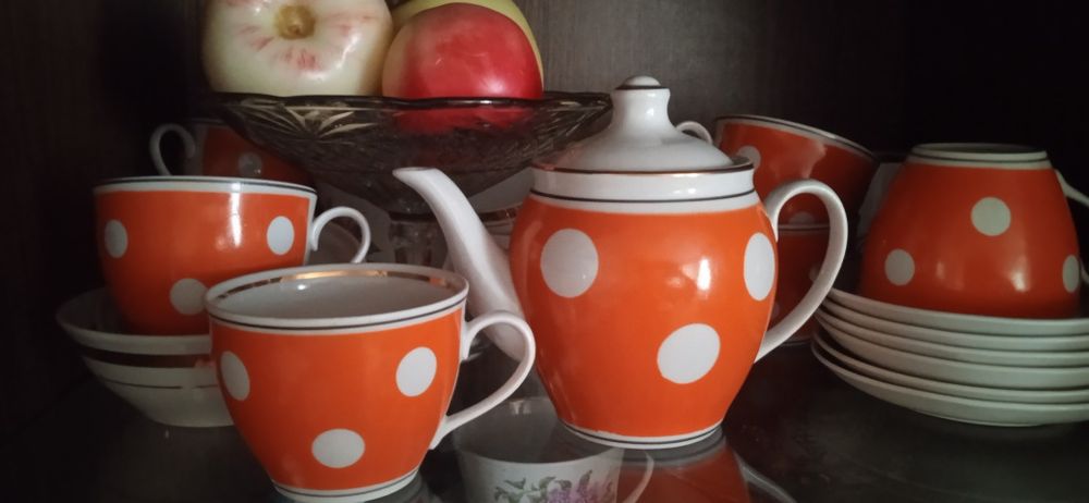 Сервиз чайный на 6 персон в горошек,Тарелки новые Советские 7т сум/ шт