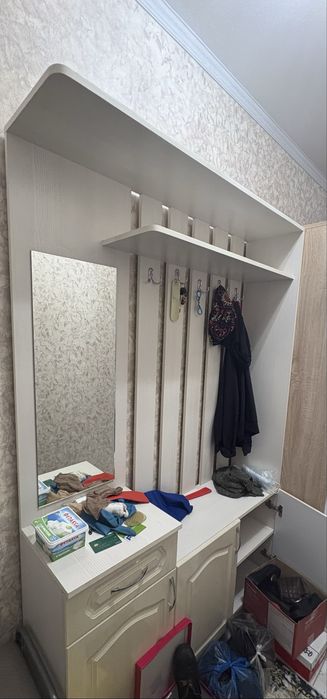 Поихожая вешалка с зеркалом