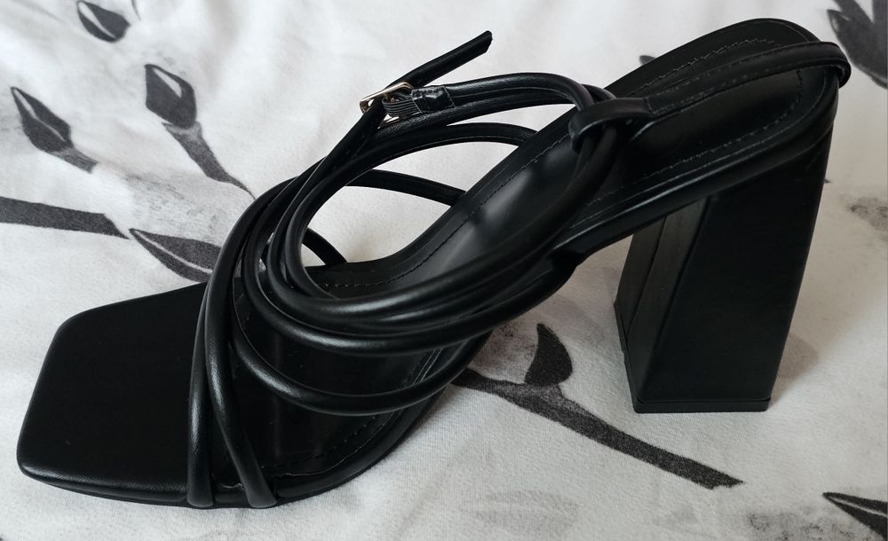 Чисто нови сандали