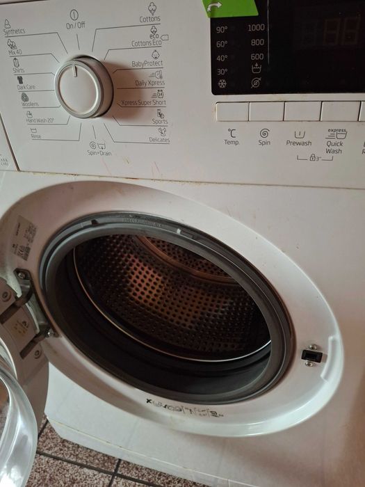Продавам работеща пералня Беко
