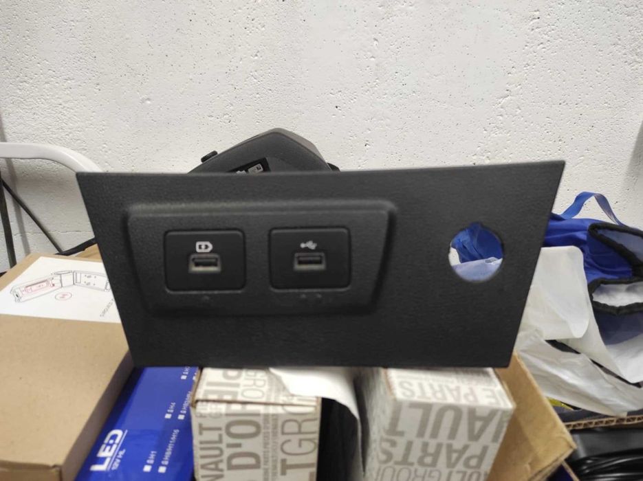 Продавам аксесоари за Dacia Duster 2