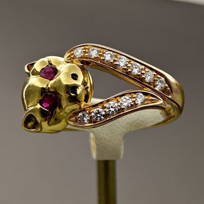 Златен пръстен Cartier с диаманти и рубинии