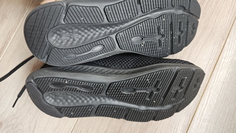 Мъжки маратонки  Under Armour "Charged , 42 номер".

Добро състояние.