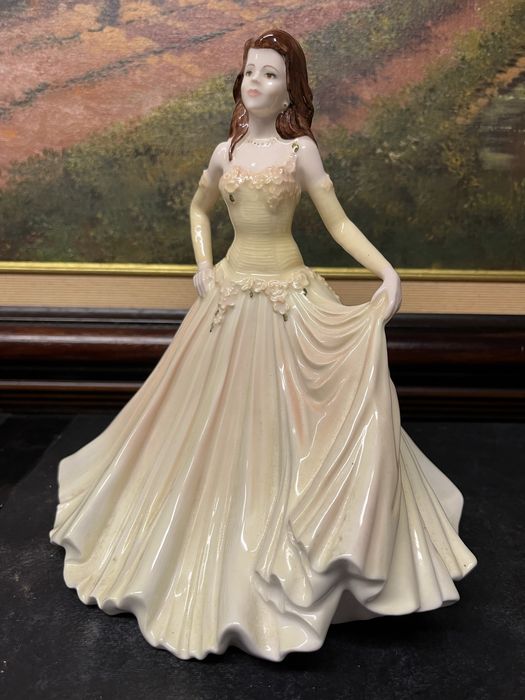 Красива,порцеланова фигура Coalport,2003 г.