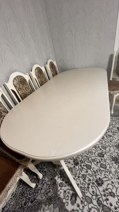 Продам гостиный стол без стульев